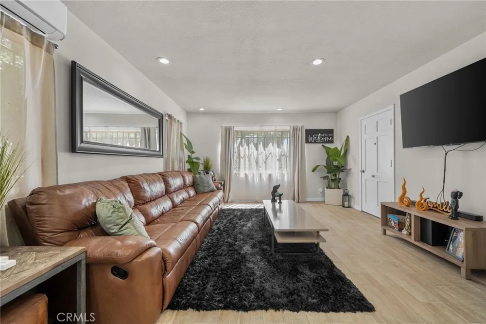 7941 Lemona Avenue Panorama City, CA 91402