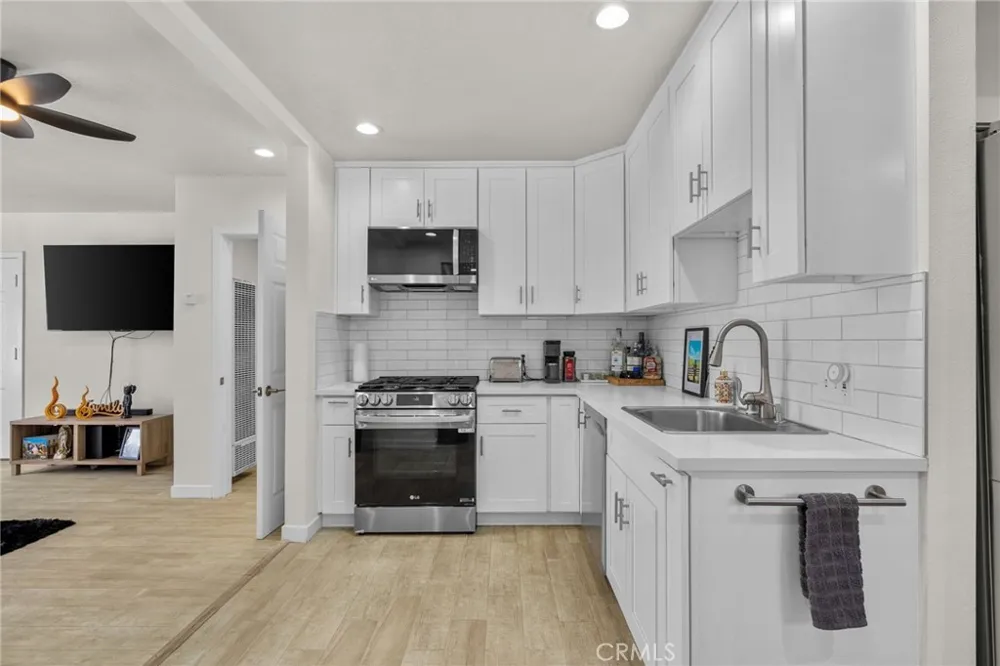 7941 Lemona Avenue Panorama City, CA 91402