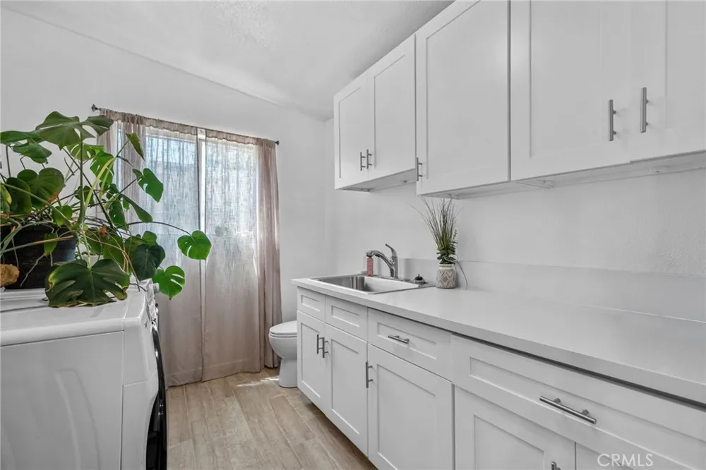 7941 Lemona Avenue Panorama City, CA 91402