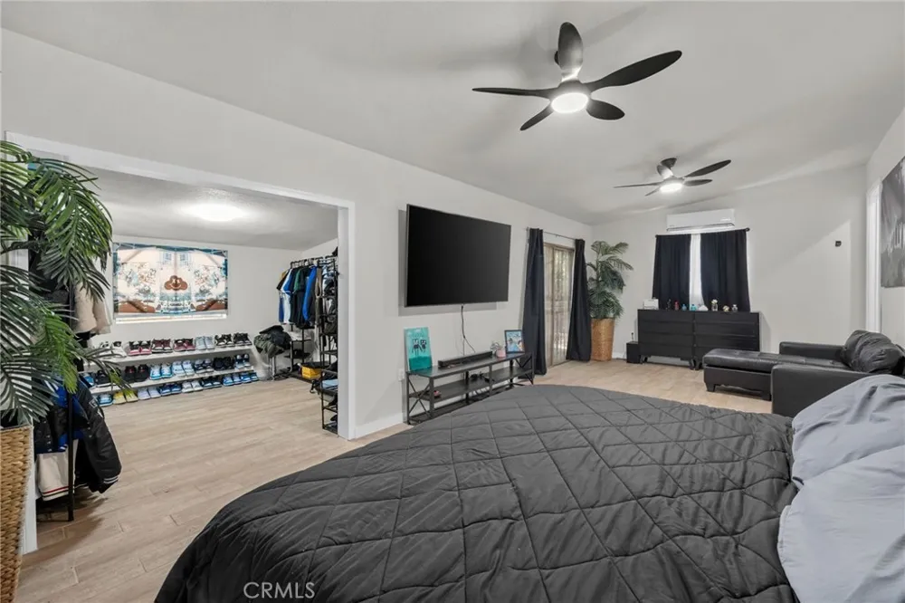 7941 Lemona Avenue Panorama City, CA 91402