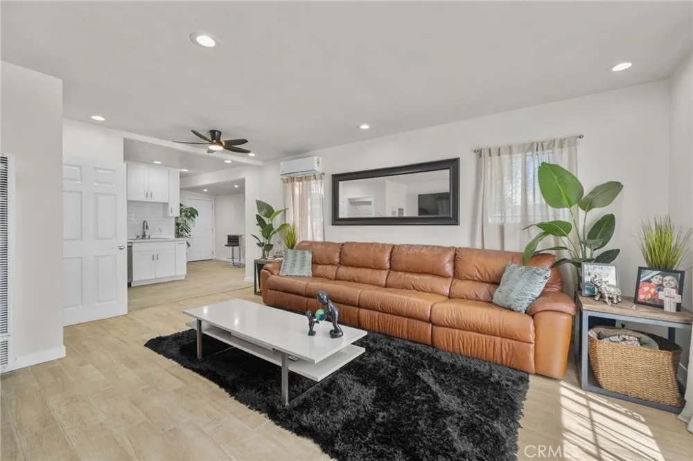 7941 Lemona Avenue Panorama City, CA 91402