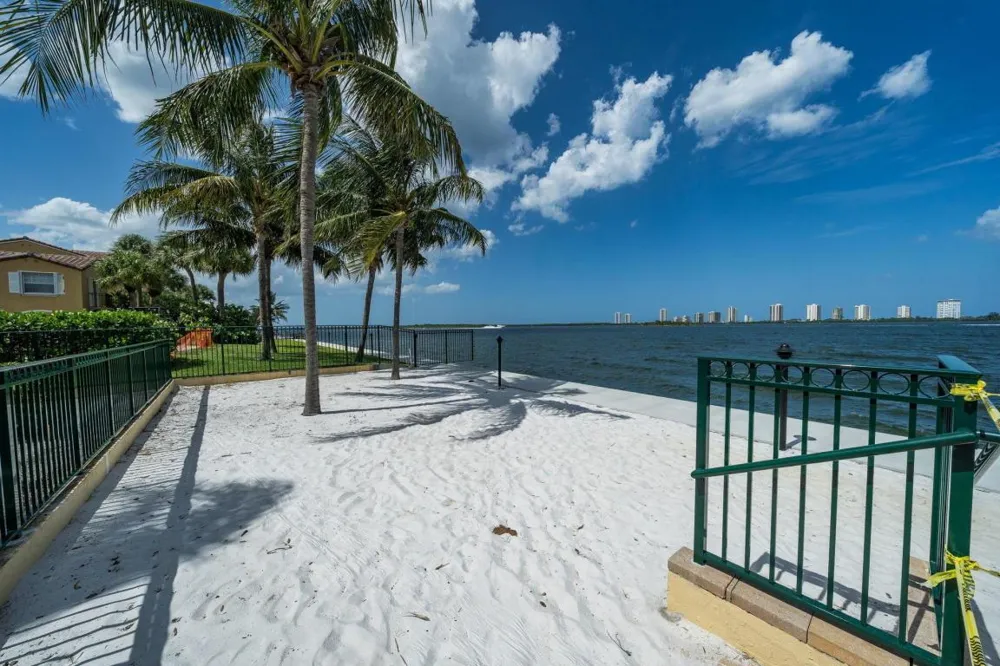 1035 LAKE SHORE DRIVE #103 Lake Park, FL 33403