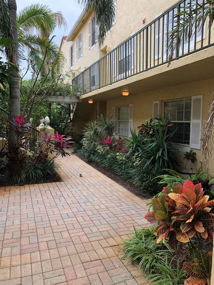1035 LAKE SHORE DRIVE #103 Lake Park, FL 33403