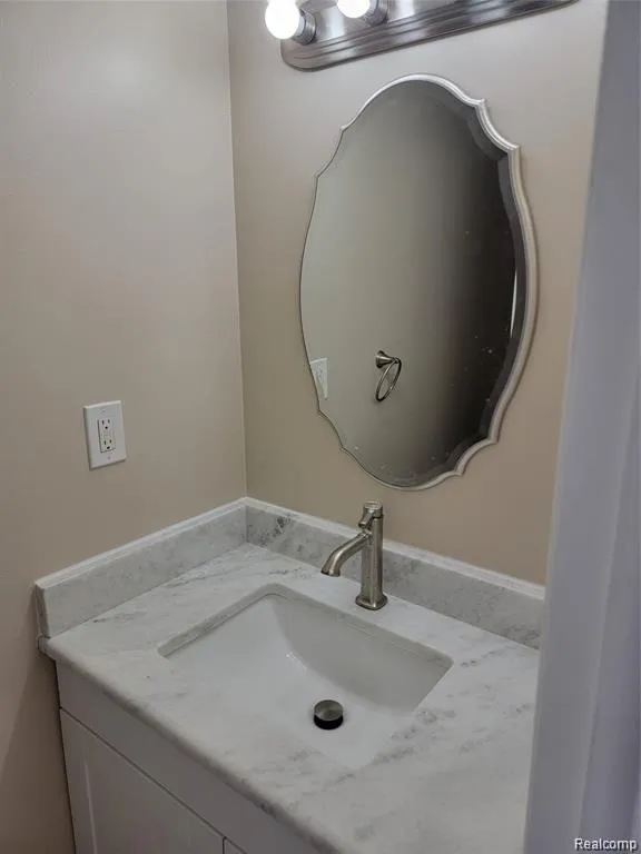 1661 WIMBLEDON Walled Lake City, MI 48390