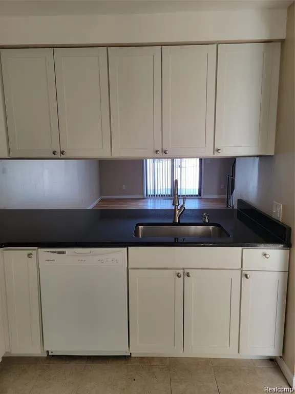 1661 WIMBLEDON Walled Lake City, MI 48390