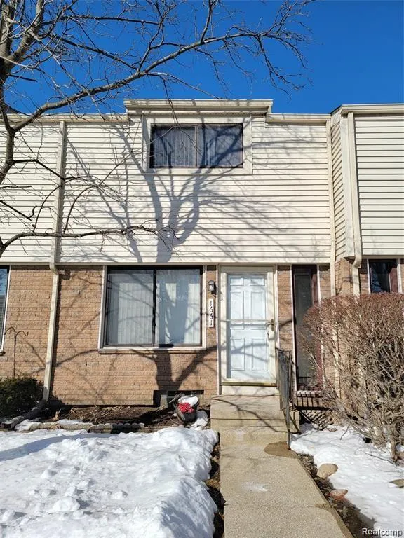 1661 WIMBLEDON Walled Lake City, MI 48390