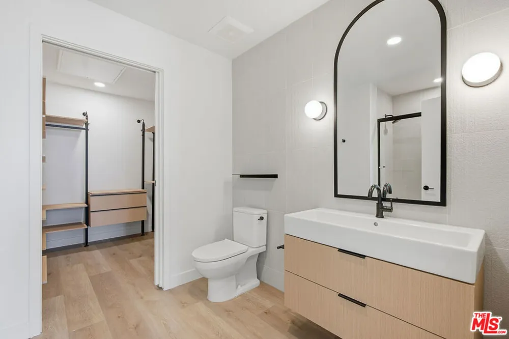 3555 Overland Avenue #610 Los Angeles, CA 90034