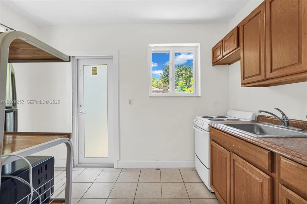 160 NW 45th St #2 Miami, FL 33127