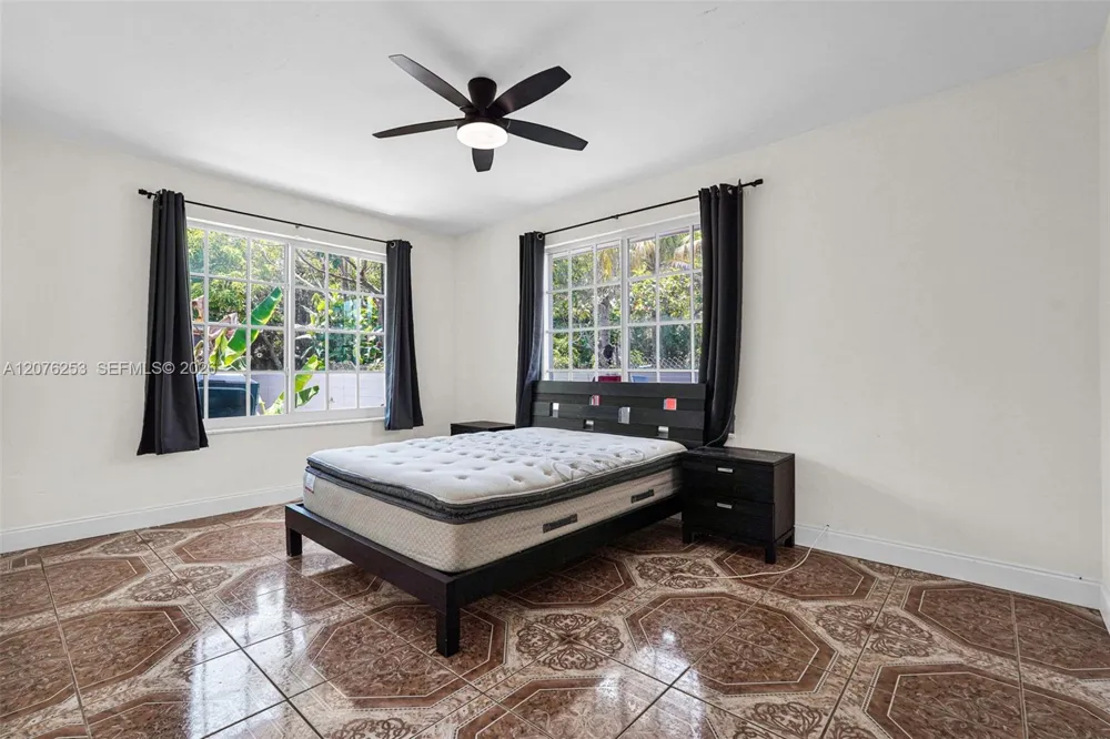 160 NW 45th St #2 Miami, FL 33127