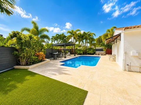 1600 NW 4TH AVENUE