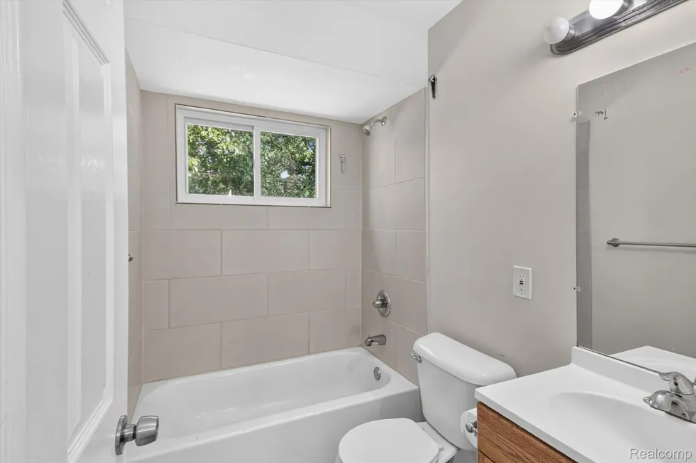 21910 Coolidge Hwy Oak Park City, MI 48237