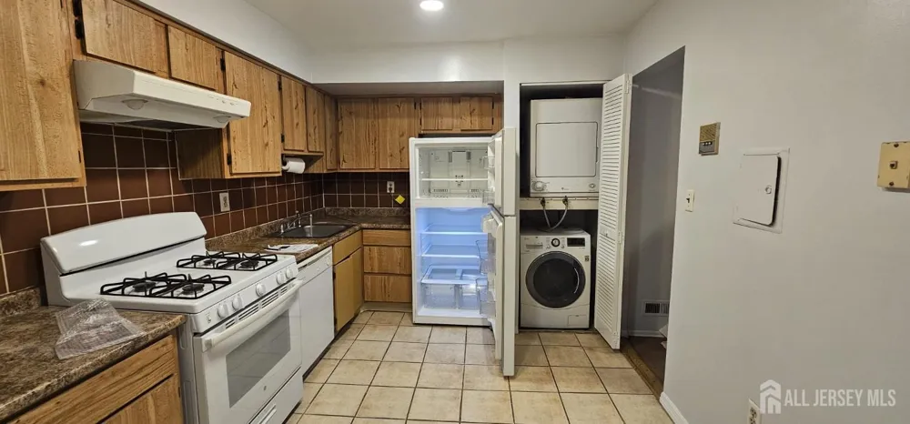 1909 Raspberry Court Edison, NJ 08817