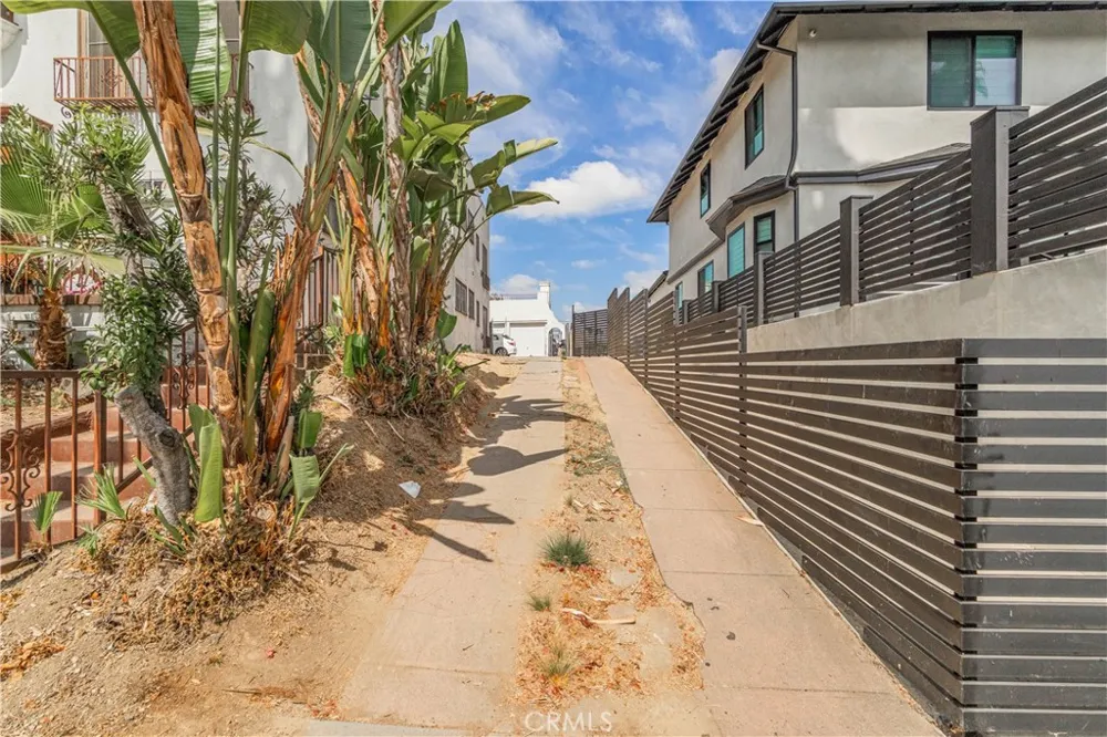 1427 Laveta Los Angeles, CA 90026