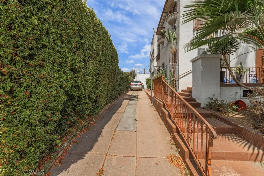 1427 Laveta Los Angeles, CA 90026
