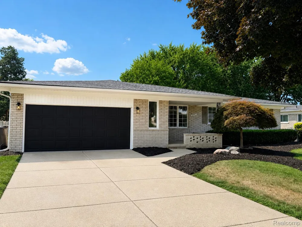 39501 Cobridge Drive Clinton Charter Township, MI 48038