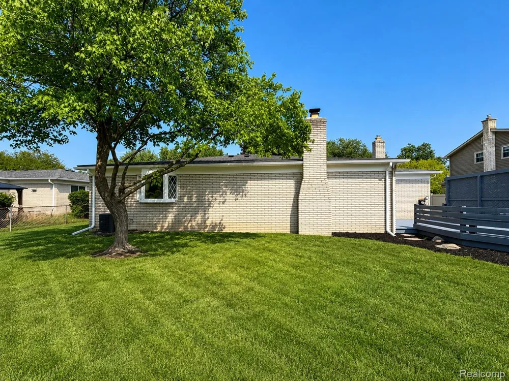 39501 Cobridge Drive Clinton Charter Township, MI 48038