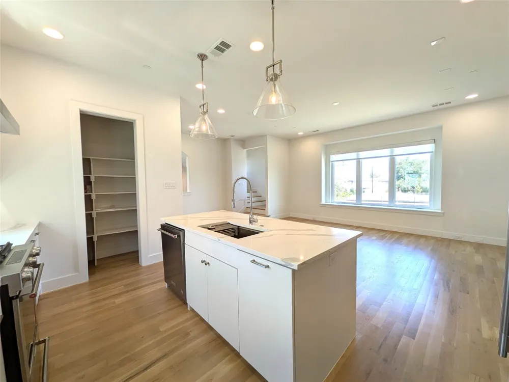 2723 Kimsey Drive #104 Dallas, TX 75235