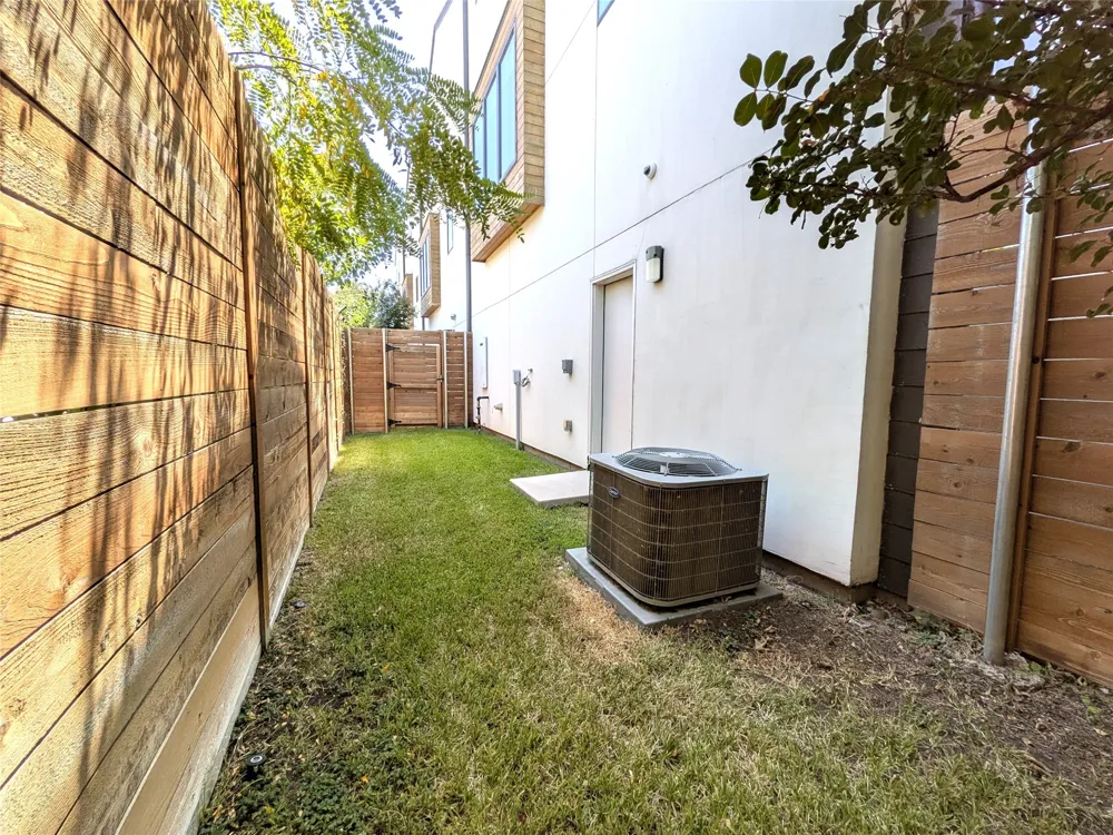 2723 Kimsey Drive #104 Dallas, TX 75235