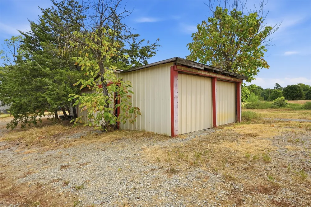 2449 County Road 1215 Savoy, TX 75479