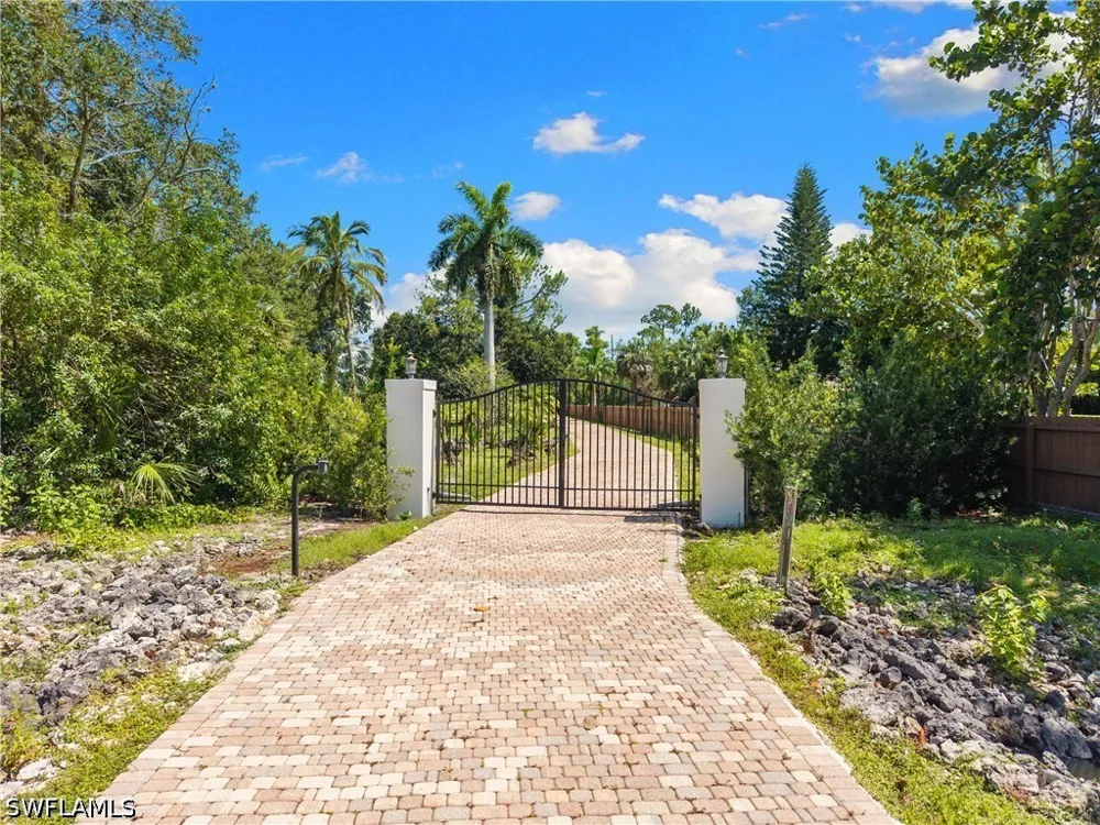 Livingston Woods Lane Naples, FL 34109