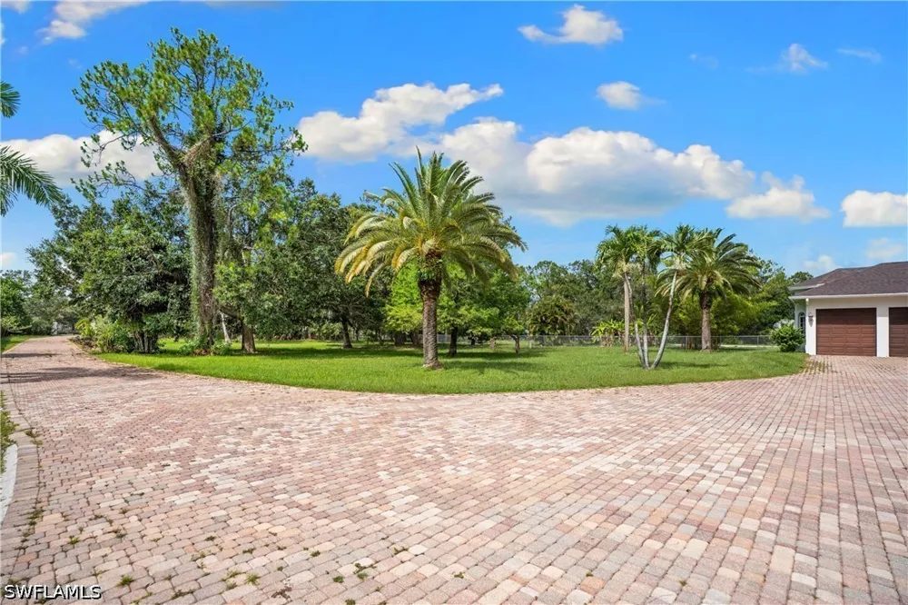 Livingston Woods Lane Naples, FL 34109