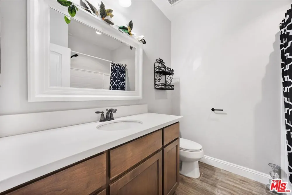 5103 Anaconda Avenue Bakersfield, CA 93306
