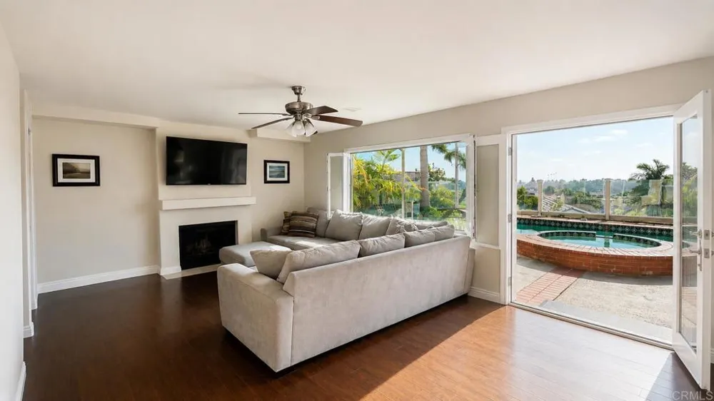 1588 Bella Vista Dr. Encinitas, CA 92024