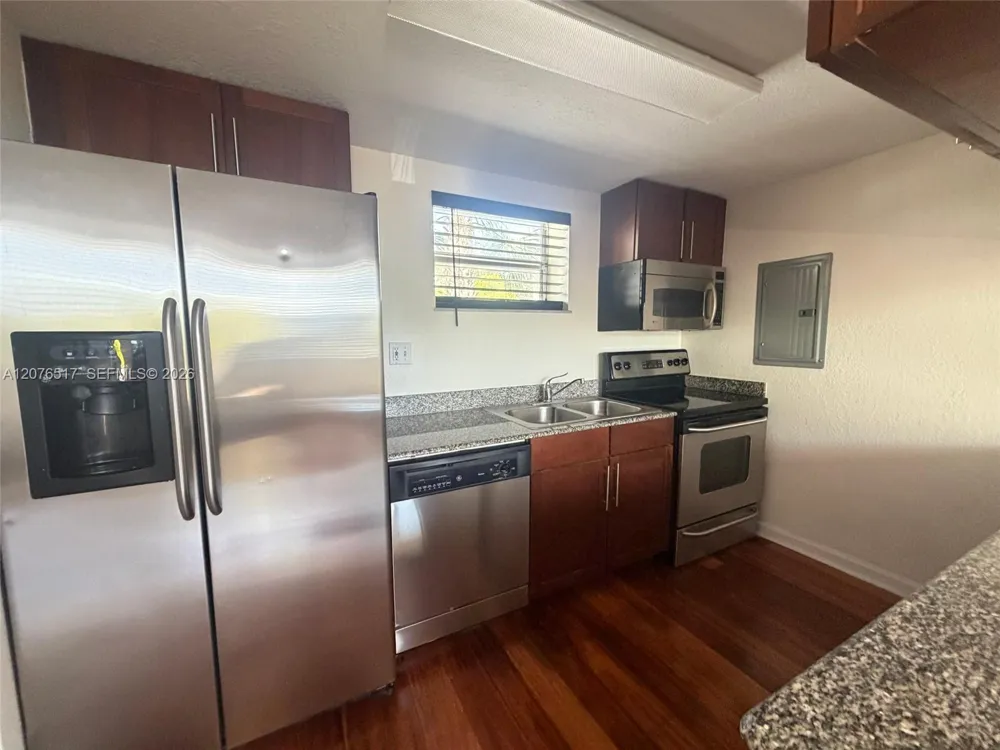 8950 SW 69th Ct #220 Pinecrest, FL 33156