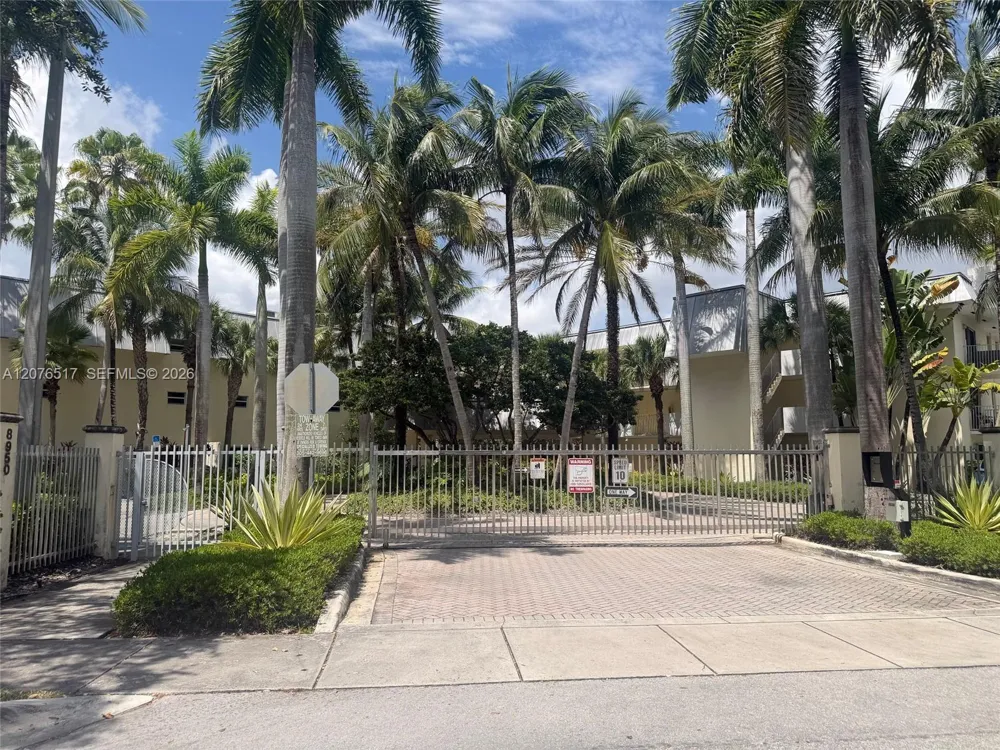 8950 SW 69th Ct #220 Pinecrest, FL 33156