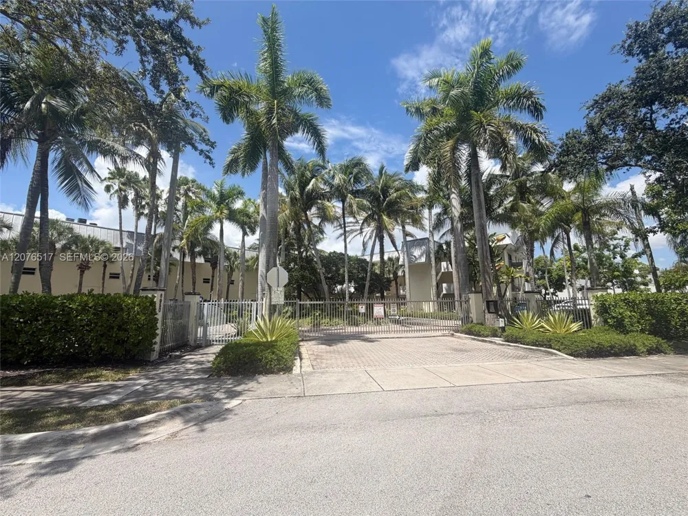 8950 SW 69th Ct #220 Pinecrest, FL 33156