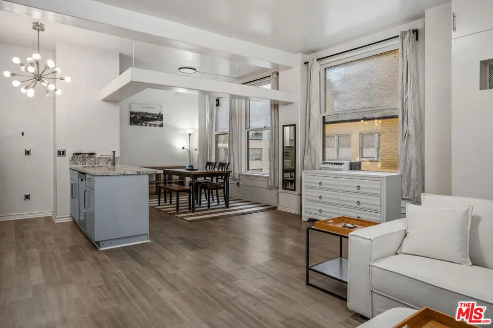 215 W 7th Street #803 Los Angeles, CA 90014