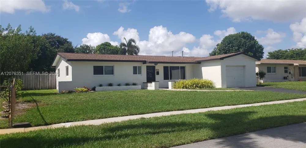 8320 NW 24th Ct Pembroke Pines, FL 33024