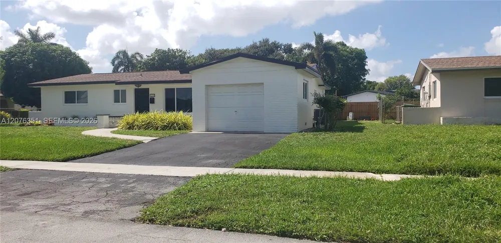 8320 NW 24th Ct Pembroke Pines, FL 33024