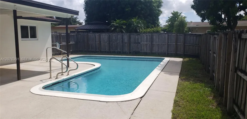 8320 NW 24th Ct Pembroke Pines, FL 33024