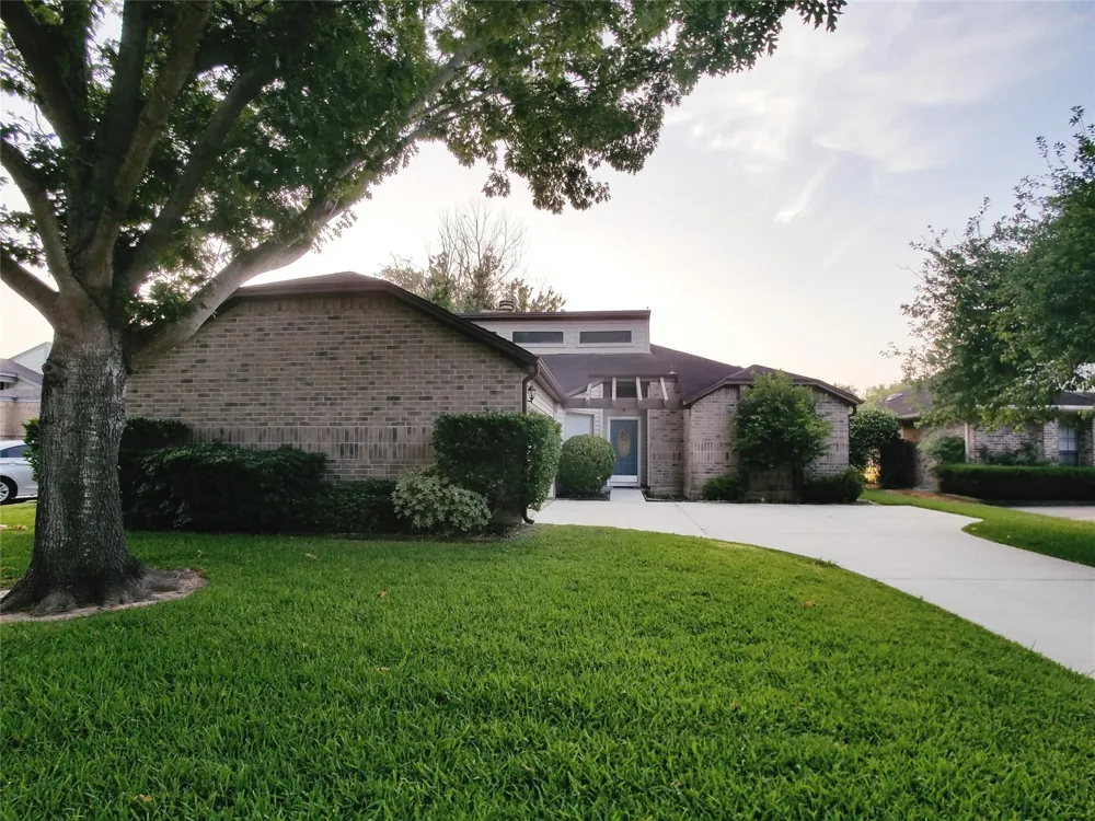 2111 Echo Ridge Sugar Land, TX 77478