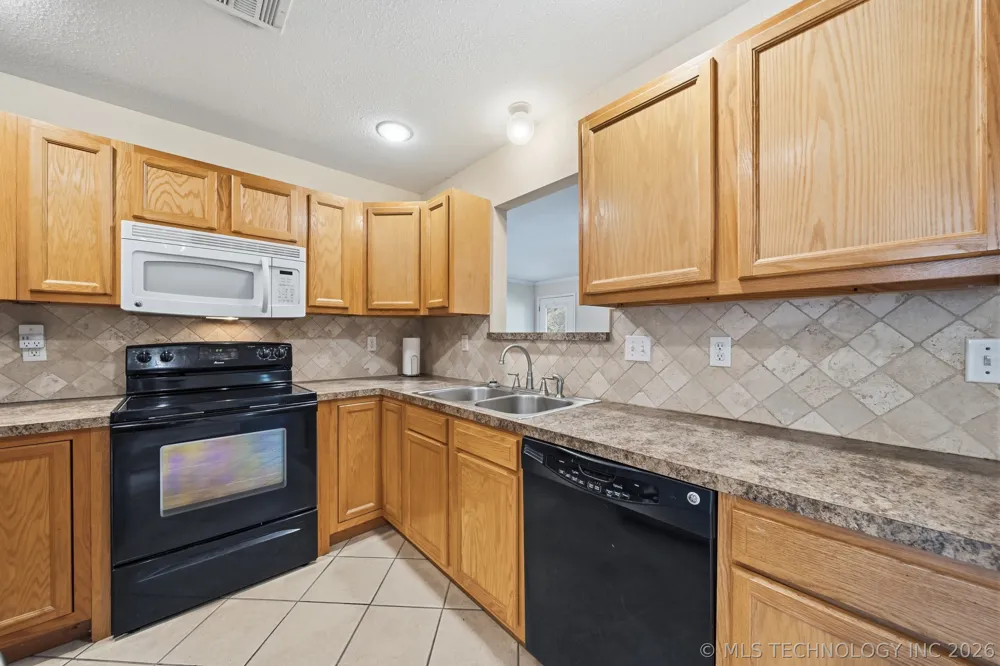 19375 Redbud Drive Catoosa, OK 74015