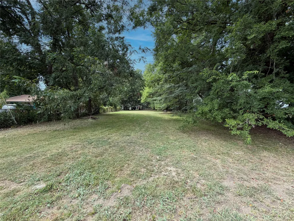 124 E Crockett Street De Kalb, TX 75559