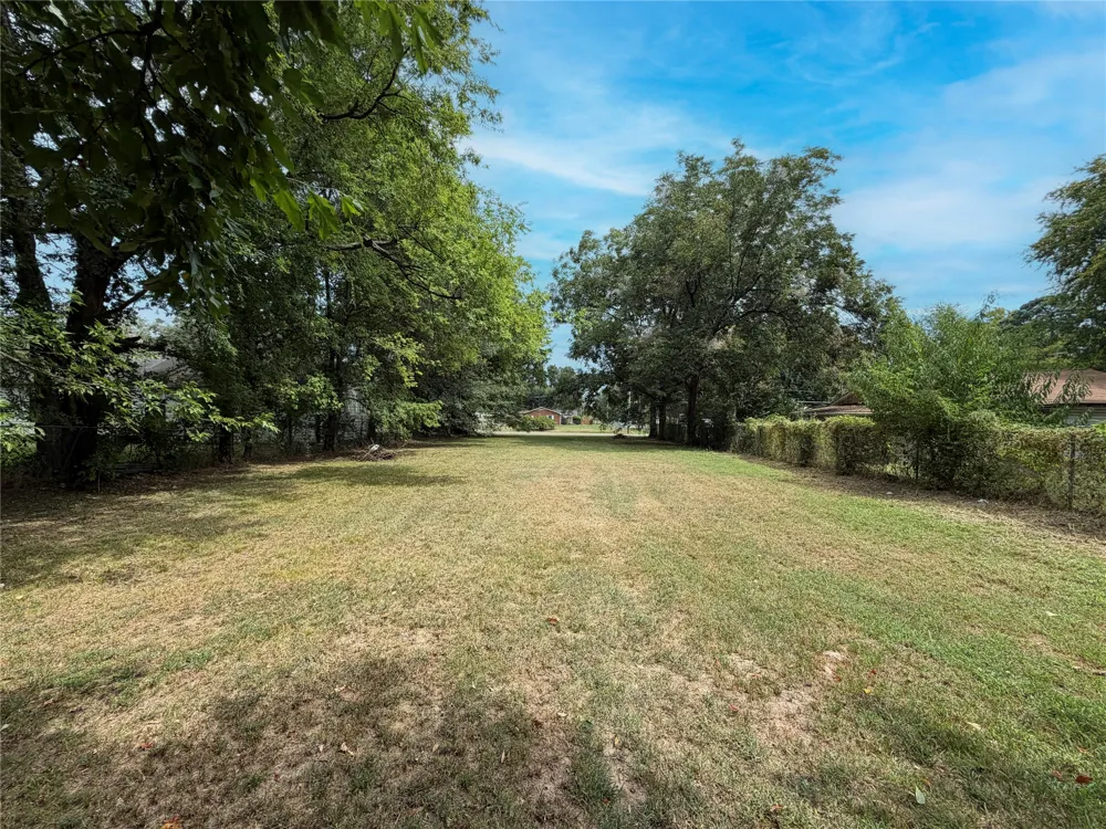124 E Crockett Street De Kalb, TX 75559