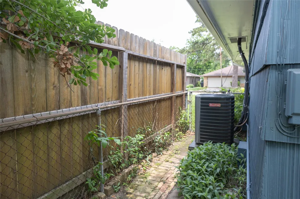 811 Sara Rose Street Houston, TX 77018