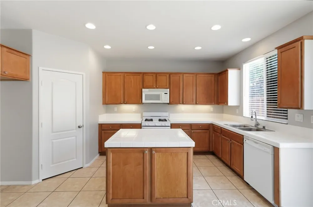 3890 Bluff Street Perris, CA 92571