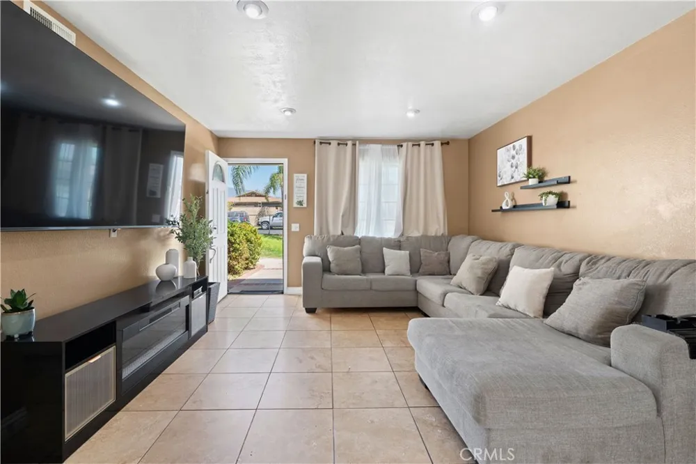 16289 Ramona Fontana, CA 92336