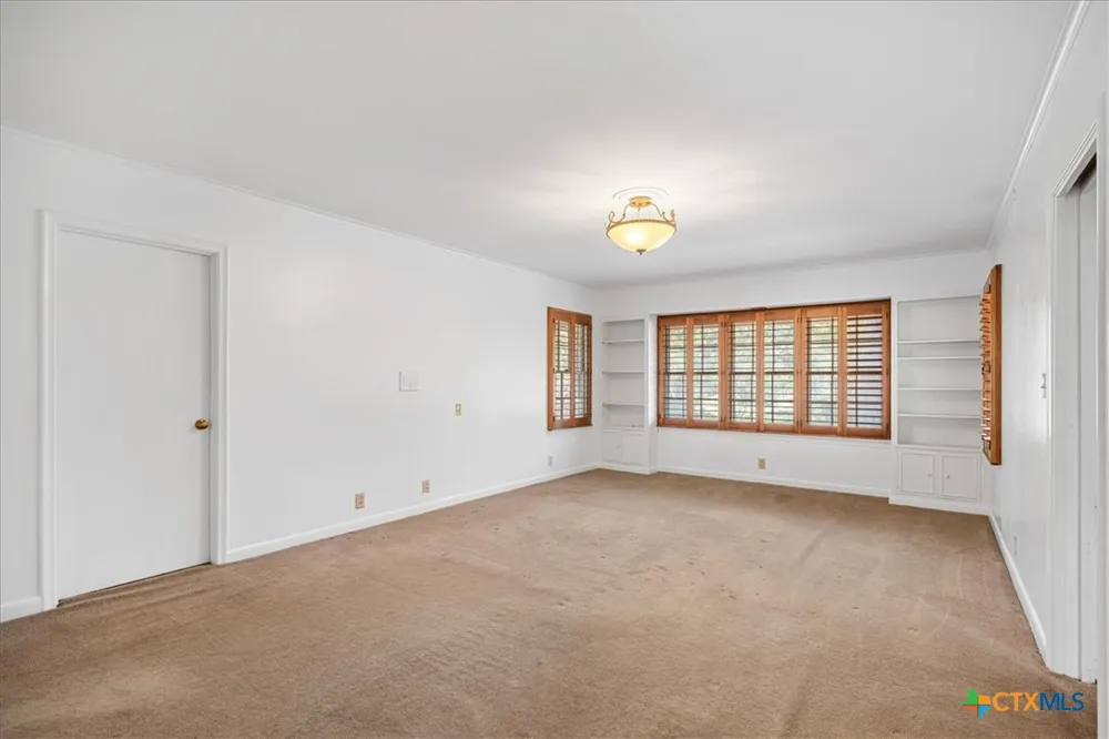 221 E 9th Street Flatonia, TX 78941