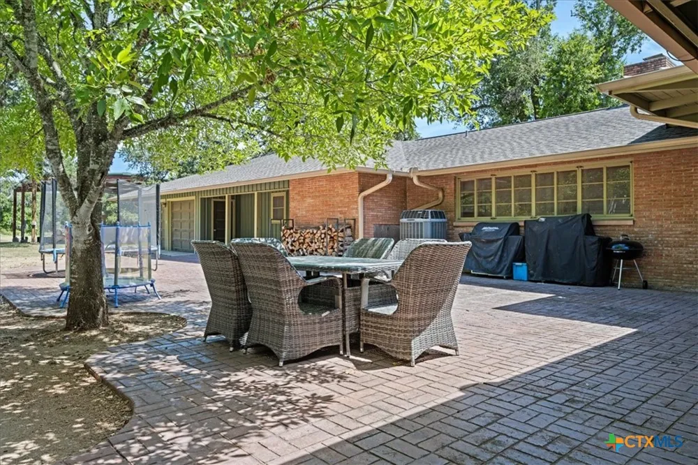 221 E 9th Street Flatonia, TX 78941