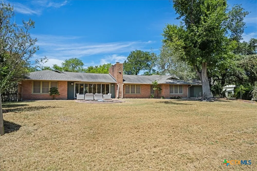 221 E 9th Street Flatonia, TX 78941