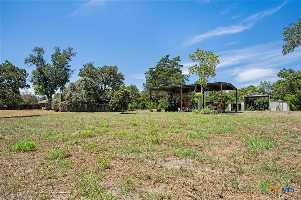 221 E 9th Street Flatonia, TX 78941