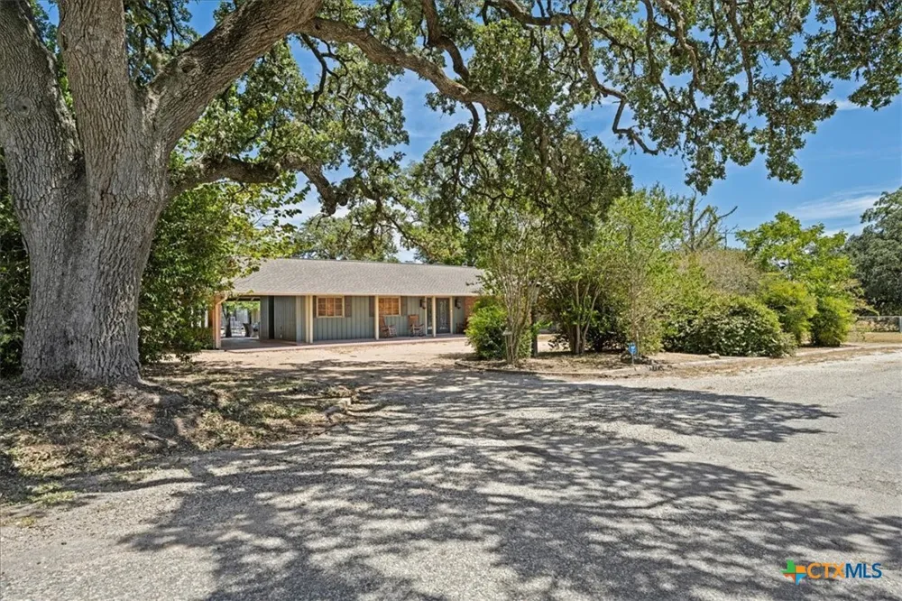 221 E 9th Street Flatonia, TX 78941