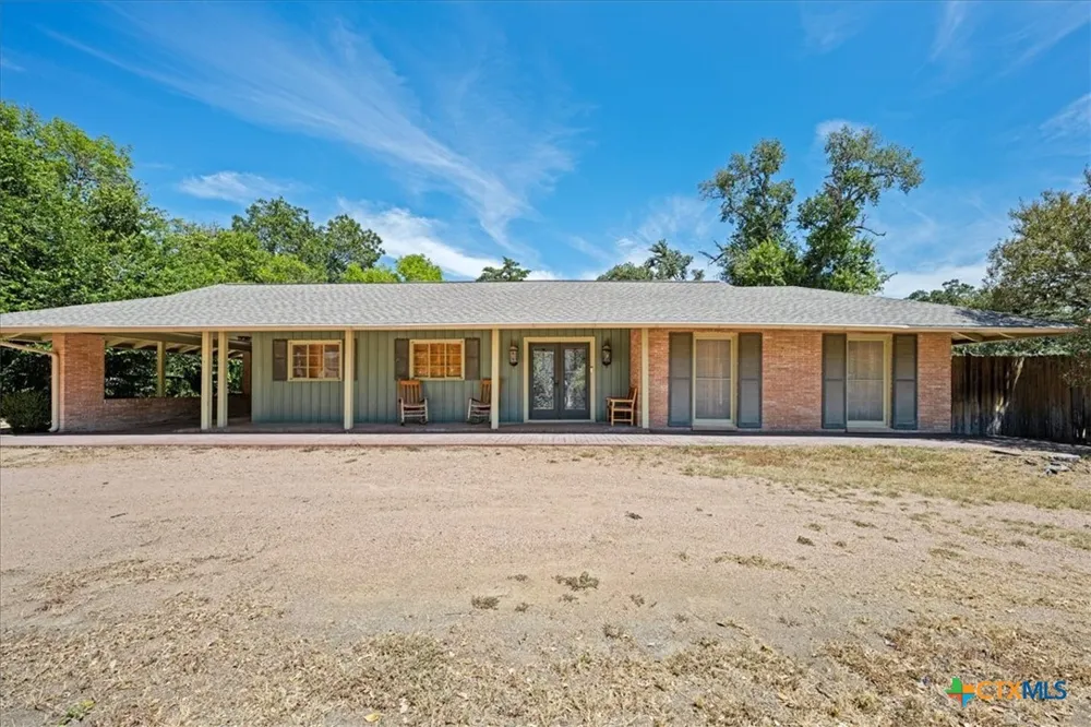 221 E 9th Street Flatonia, TX 78941