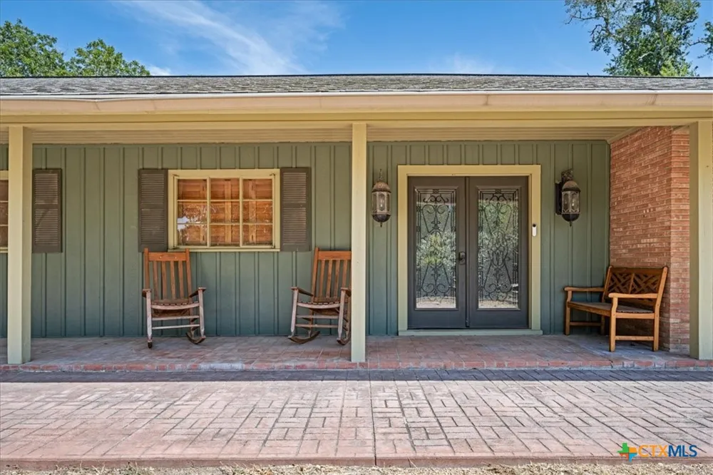 221 E 9th Street Flatonia, TX 78941