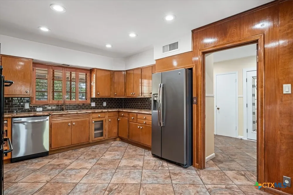 221 E 9th Street Flatonia, TX 78941