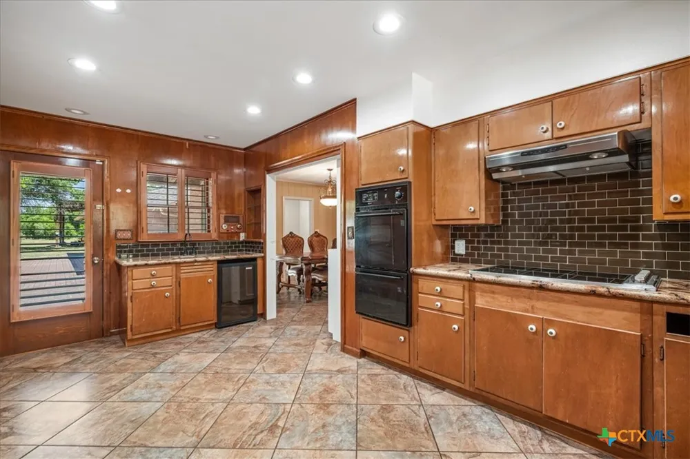 221 E 9th Street Flatonia, TX 78941